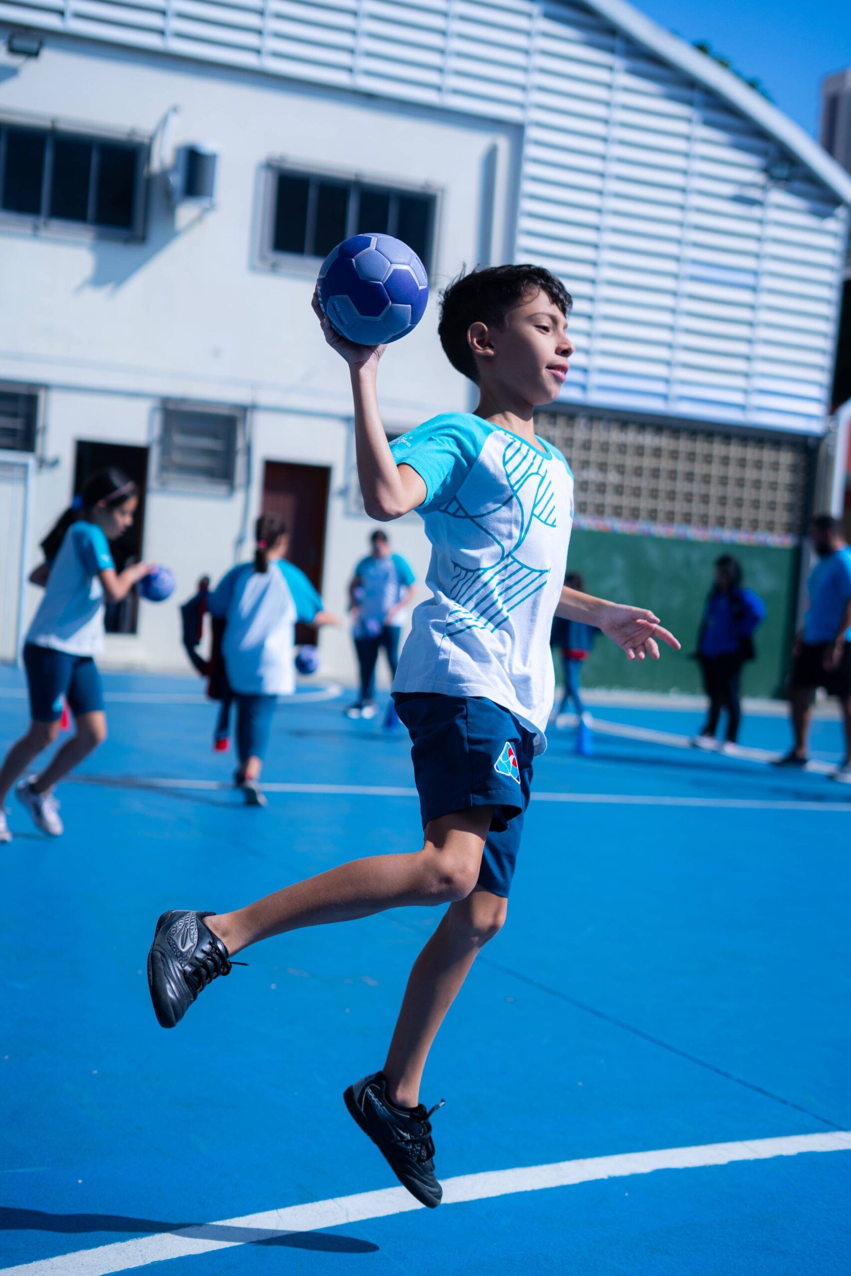 criança jogando bola