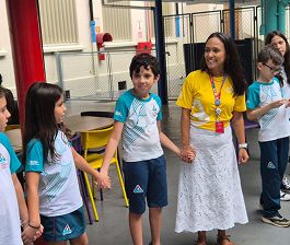 alunos dando as mãos