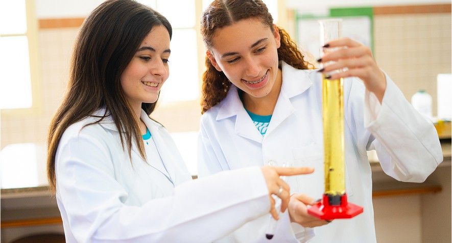 Adolescentes no ensino médio 