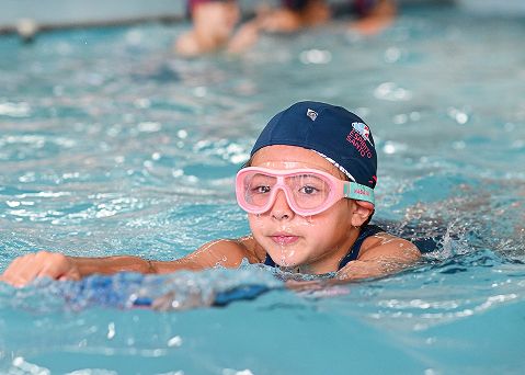 criança nadando